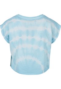 Svetlomodré tričko s krátkym rukávom v štýle tie-dye s okrúhlym výstrihom. Mäkkučká látka s koncentrickými kruhovými vzormi a uvoľneným strihom.
