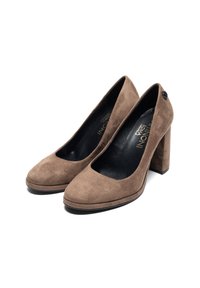 Décolleté in suede marrone con tacco alto e punta rotonda, caratterizzati da una superficie texture e un tacco a blocco. Include un piccolo bottone decorativo.