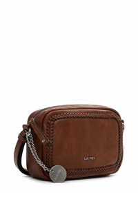 Borsa a tracolla in pelle marrone con dettagli intrecciati, tracolla in catena argentata, chiusura con zip e logo dettagliato. Forma rettangolare compatta.