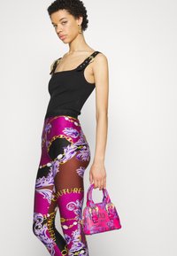 Versace Jeans Couture CHAIN - Tajice-hlače - plum/crimson