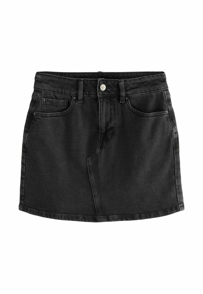 Svart denimkjol med en klassisk femfickdesign, framknäppning och en något A-linjeformad silhuett med en nederkant som kurvar uppåt.