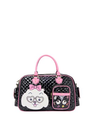 Sac à main matelassé noir avec bordure et poignées roses, décoré d'un visage de chien blanc portant des lunettes en forme de cœur et un nœud rose.