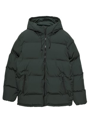 Donkergroene pufferjas met capuchon, ritssluiting aan de voorkant en twee zijzakken. Heeft een doorgestikt ontwerp en een trekkoord voor een verstelbare pasvorm.