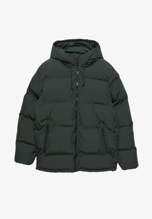 Donkergroene pufferjas met capuchon, ritssluiting aan de voorkant en twee zijzakken. Heeft een doorgestikt ontwerp en een trekkoord voor een verstelbare pasvorm.