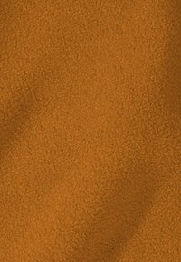 Fleece-stof in een effen oranje kleur, met een zachte, gestructureerde oppervlakte en een lichte glans. Geschikt voor kleding of bekleding.