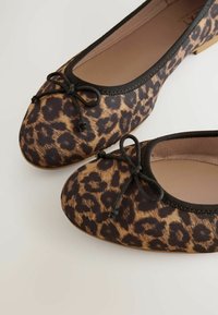 Baleríny s leopardím vzorem, s černým lemem a dekoračním uzlem, vyrobené z hladkého textilního materiálu.