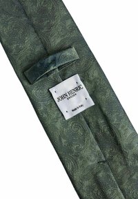 Grön paisleymönstrad slips av texturerad tyg. Innehåller en ögla för att hålla och en etikett som läser "John Henric, Sverige, Tillverkad i Italien."