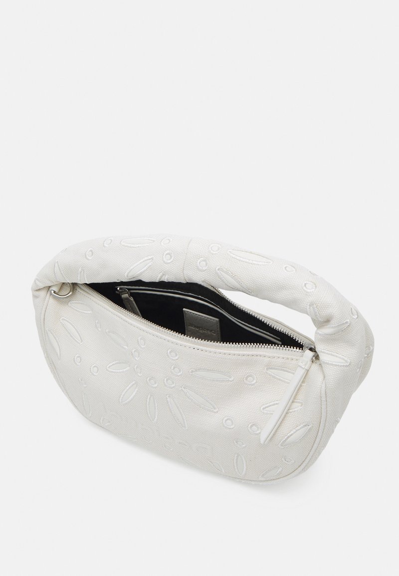 Bolso de tela blanco con forma curva y superficie texturizada que presenta un patrón de hojas en relieve. Cierre con cremallera y asa acolchada.
