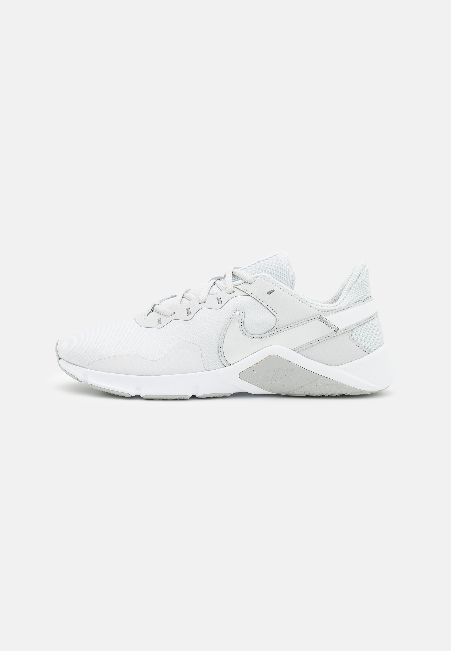 Nike Performance LEGEND ESSENTIAL 2 - Sportschoenen - photon dust/metallic  silver/white/grey fog/Grijs - Zalando.nl