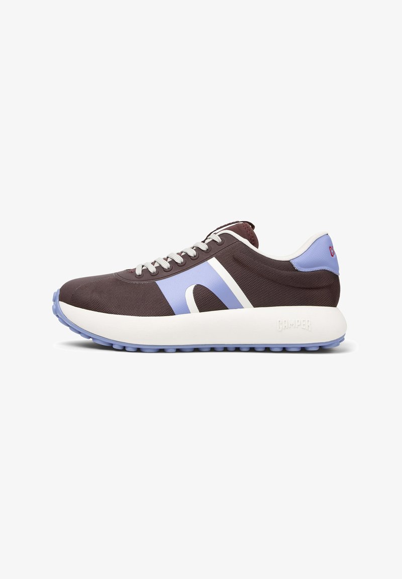 Tmavě hnědé tenisky se světle fialovými akcenty, síťovaným svrškem, bílými tkaničkami a silnou bílou mezipodeševí s texturovanou modrou podešví.