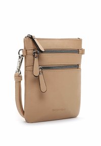 Borsa a tracolla in pelle tan con due scomparti con zip, tracolla staccabile e design minimalista con branding discreto.
