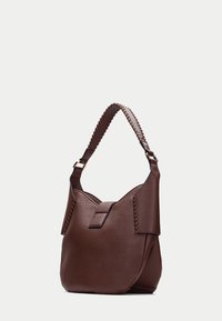 Bolso de mano de cuero marrón con un acabado texturizado, de forma redondeada, con un asa cosida de manera intrincada y un cierre de solapa seguro.