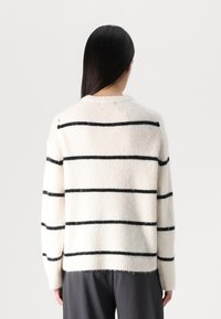Gina Tricot CREW NECK - Svetrík - offwh