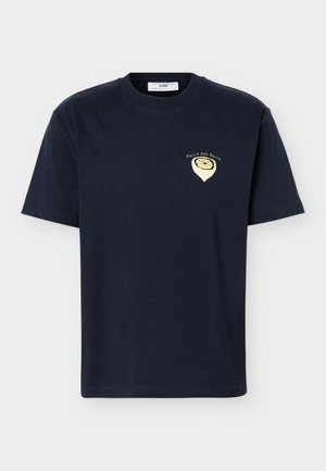 Mørkeblå kortærmet t-shirt med lille gul citrongrafik og teksten "Marc O Polo Denim" på venstre bryst.