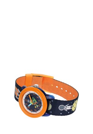 Kinderarmbanduhr mit orangefarbener Lünette und stoffarmband mit Weltraummotiv mit Planeten und Astronauten.