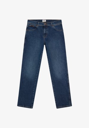 Jeans denim albastru cu croială dreaptă, buzunare frontale, bucle pentru curea, închidere cu nasture și fermoar, etichetă de marcă Wrangler pe talie.