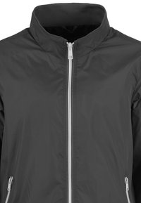 Leichte schwarze Herrenjacket mit hohem Kragen, Frontreißverschluss und Seitentaschen. Glattes Material mit einem eleganten, minimalistischen Design.