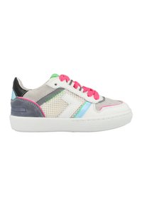 Multikleuren sneakers met grijs en wit gaas, roze veters, blauwe en groene accenten, en een witte rubberen zool.