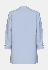 Světle modrá saka na míru s výstřihem do V, dlouhými rukávy a volným střihem. Hladký povrch, bez viditelných zapínání nebo vzorů.