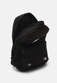 Schwarzer Rucksack aus strapazierfähigem Stoff, mit einem großen Hauptfach, zwei vorderen Reißverschlussfächern und seitlichen Netztaschen.