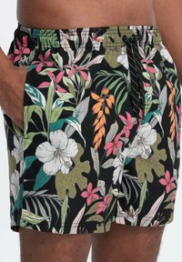 Shorts de bain noirs pour hommes avec motif floral tropical coloré, taille élastique et cordon noir à pois blancs.