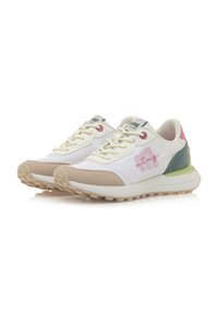 Zapatillas blancas con acentos multicolores que incluyen rosa, verde y beige. Cuenta con materiales texturizados y una suela de tracción robusta.
