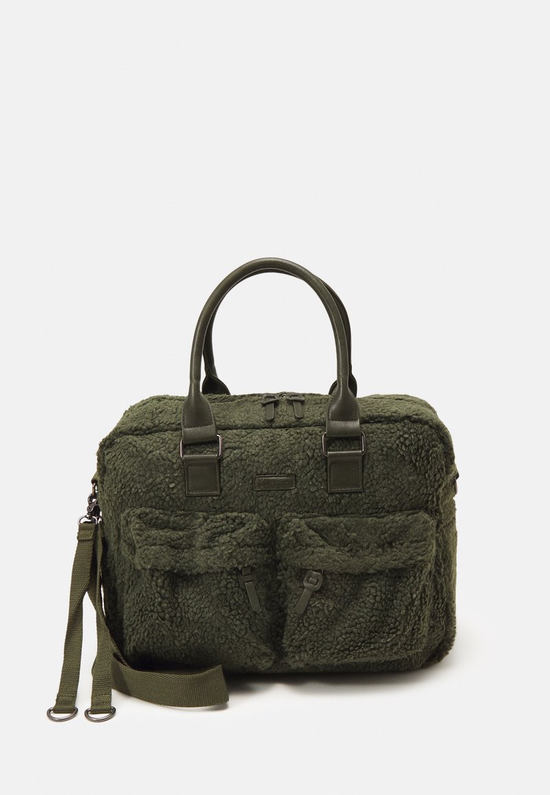 Grön vinterpäls-texturerad väska med dubbla handtag, justerbar axelrem och framfickor med dragkedja. Har förstärkt sömnad och en rektangulär form.