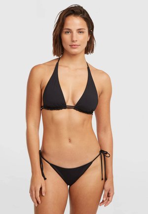 Zwarte bikiniset met een triangelbovenstuk met halternekbanden en gerimpelde randen, gecombineerd met low-rise broekje met verstelbare zijstrikjes.
