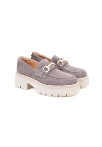 Graue Wildleder-Loafer mit einer klobigen weißen Plateausohle und goldenen Hardware-Details an der Oberseite. Glatte Textur und klassisches Design.