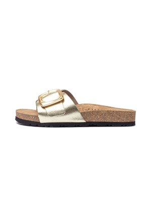 Goldfarbene metallische Rutsch-Sandalen mit einem breiten Riemen und rechteckiger Schnalle, Korkfußbett und strukturiertem schwarzen Gummisohle. Flaches und offenes Design.