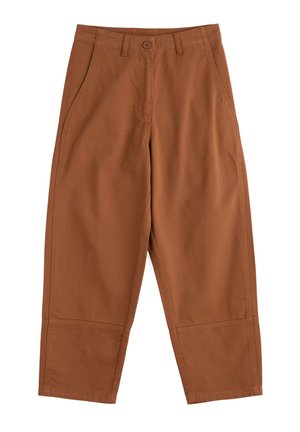 Pantaloni di cotone marroni con taglio dritto, dotati di due tasche anteriori e chiusura a bottone. Texture liscia con dettagli di cucitura minimi.