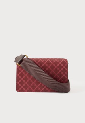 Sac à main rectangulaire bordeaux avec motif géométrique rose et large bandoulière texturée marron foncé sur fond blanc.