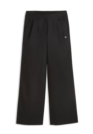 Czarne spodnie o szerokich nogawkach z elastycznym pasem, bocznymi kieszeniami, subtelnymi plisami oraz małym białym logo Puma na prawej uda.