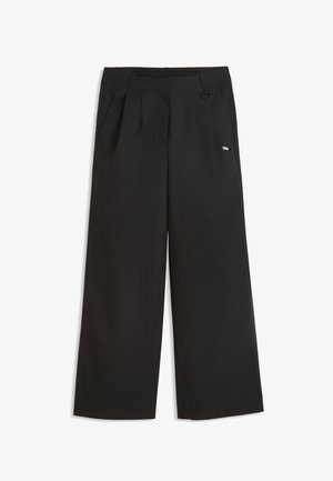 Czarne spodnie o szerokich nogawkach z elastycznym pasem, bocznymi kieszeniami, subtelnymi plisami oraz małym białym logo Puma na prawej uda.