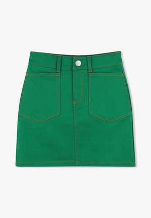 Mini-jupe en denim vert avec une légère forme évasée, dotée de deux poches arrière, de surpiqûres orange et d'une fermeture à bouton à l'avant.