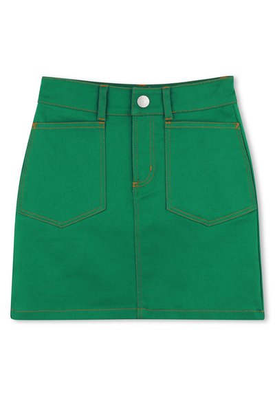 Mini-jupe en denim vert avec une légère forme évasée, dotée de deux poches arrière, de surpiqûres orange et d'une fermeture à bouton à l'avant.
