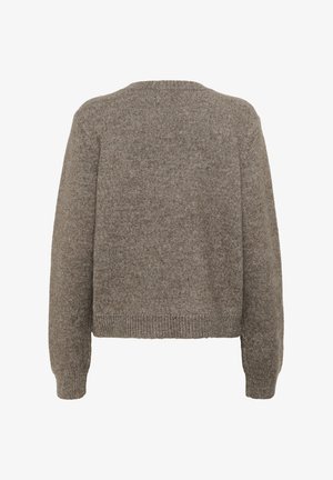 Smeđi pleteni pulover s okruglim izrezom, dugim rukavima, skraćenom duljinom i rebrastim rubovima. Mekana tekstura s lagano dlakavim izgledom.