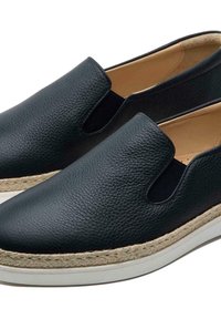 Chaussures noires en cuir à enfiler avec panneaux latéraux élastiques, finition texturée, semelle en corde contrastante et semelle extérieure en caoutchouc blanc.