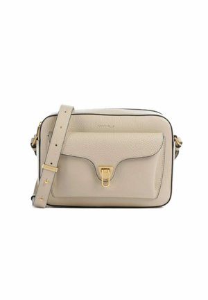 Borsa a tracolla in pelle beige con texture, tasca frontale, chiusura color oro e tracolla regolabile su sfondo bianco.