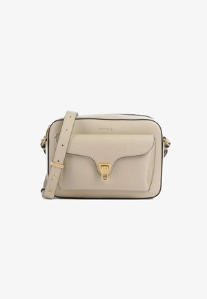 Borsa a tracolla in pelle beige con texture, tasca frontale, chiusura color oro e tracolla regolabile su sfondo bianco.