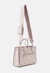 Sac structuré en simili cuir rose clair, avec logo embossé, deux poignées supérieures, une bandoulière amovible et une poche zippée à l'avant.