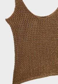 Haut sans manches en maille marron avec motif en mesh ouvert et détails en fil métallique sur un fond clair.