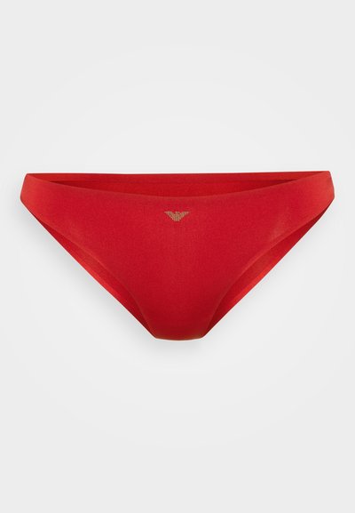 Chilot roșu de bikini cu o textură netedă și un design cu talie joasă. Prezintă un mic emblema de culoare contrastantă pe partea din față.