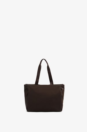 Mørkebrunt rektangulært shopper-taske med to lange hanke og lynlåslommer i siden, vist mod en hvid baggrund.