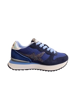 Sneaker blu e blu navy con lacci azzurri, dettaglio a stella borchiato sul lato e suola bianca con battistrada nero.
