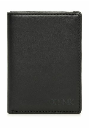 Czarny skórzany portfel o gładkiej fakturze, w designie typu bi-fold, z tłoczonym logo. Posiada delikatne przeszycia wzdłuż krawędzi.