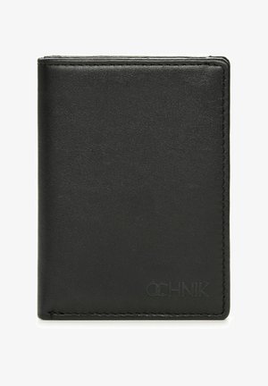Czarny skórzany portfel o gładkiej fakturze, w designie typu bi-fold, z tłoczonym logo. Posiada delikatne przeszycia wzdłuż krawędzi.