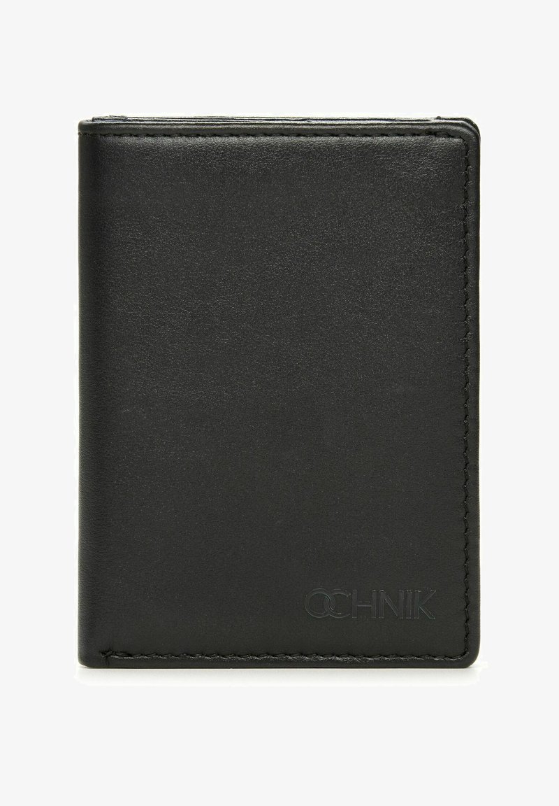 Czarny skórzany portfel o gładkiej fakturze, w designie typu bi-fold, z tłoczonym logo. Posiada delikatne przeszycia wzdłuż krawędzi.