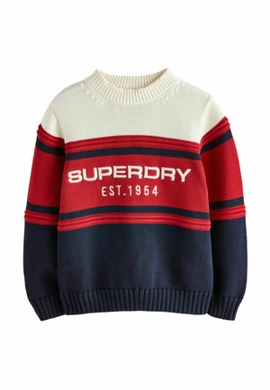 Pletený sveter s farebnou kombináciou bielej, červenej a námornej modrej s horizontálnymi pruhmi. Obsahuje logo "SUPERDRY EST. 1954" v tučných písmenách.