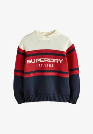 Sweter dzianinowy w biało-czerwono-granatowym schemacie kolorystycznym z poziomymi paskami. Zawiera logo "SUPERDRY EST. 1954" w wyróżniającej się czcionce.